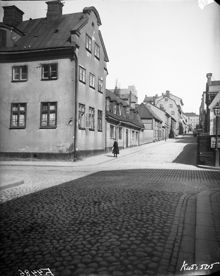 Östgötagatan 24-20 norrut från Tjärhovsgatan. Dåv. kv. Pelarbacken Större, nuv. kv. Björns Trädgård