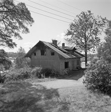 Ståltrådsvägen. Brandskadad träbyggnad