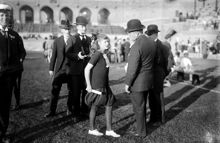 Stadion. Dagbladsstafetten. En flicka i samtal med funktionärer