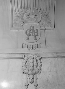 Hotell Anglais. Relief i väggen med hotellets monogram