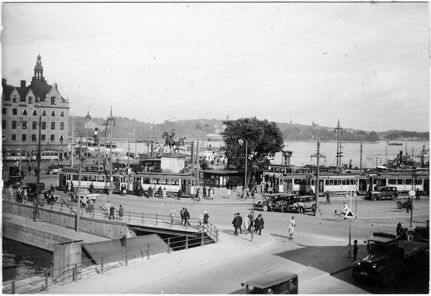 Slussen med den trafikordning som började den 1.4.1922 vid sammankopplingen av norr- och söderlinjerna. Karl Johans torg
