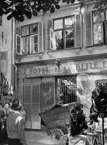Gamla Stan. Filminspelning av filmen Hjärter knekt med Eva Dahlbeck vid Brända Tomten. Filmen är inspelad i en "fransk miljö".
