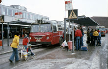 Busshållplats i Vällingby Centrum i februari 1977. Buss på linje 115.