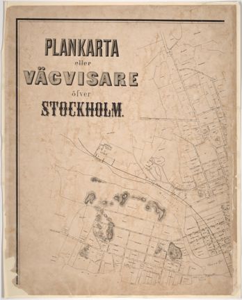 Det västra övre bladet. Tryckt titel: "PLANKARTA eller VÄGVISARE öfver STOCKHOLM" i olika typsnitt högst upp till vänster. Bladet visar östra Kungsholmen och del av Norrmalm. Tryckt i svart på gulnat och fuktskadat papper.