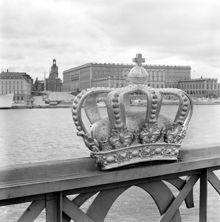 Krona på Skeppsholmsbrons räcke. Vy mot Kungliga slottet