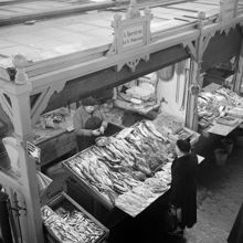 En kund vid Åkerströms fiskbutik i Hötorgshallen
