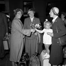 Centralstationen. Husmodersgymnaster som anlänt från Englandsturné. Fr.v. fru Dolores Jonsson, fru Lisa Möller och fru Kristin Thelander