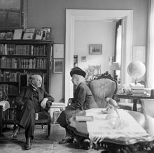 Systrarna Greta och Estrid Linders hem. Bo Bergman samtalar med Thyra Klinckowström