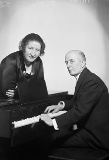 Porträtt av kvinna och man vid flygel, Imminck