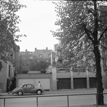 Valhallavägen 66, gårdsparti med garage