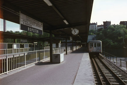 Perrong skyltad "Ropsten". Änden av ett tåg.