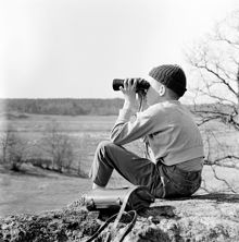 Pojke som tittar i kikare