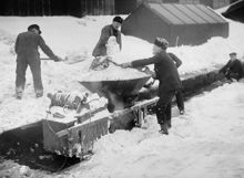 Snösmältning på gatan med hjälp av den finska apparaten Fennia