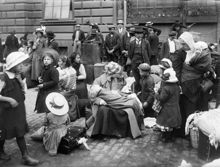 Ryska flyktingar utanför Centralstationen i augusti  år 1914 efter utvisning från Tyskland.