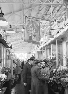 Hötorgshallen. Kunder vid Apelqvists Blomsterhandel i saluhallen