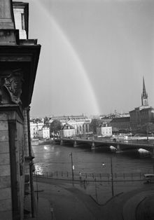 Vy från Norrmalm mot Vasabron, Gamla Stan och Riddarholmen. En regnbåge över Gamla Stan