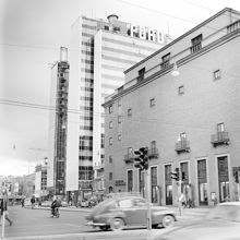 Sveavägen söderut vid Kungsgatan och Konserthuset. I bakgrunden första och andra hötorgshusen