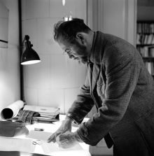 Konstnären Roland Svensson på besök hos Bonniers förlag, Sveavägen 56