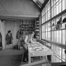 Konstnären Bo Beskow, 1955. Inför utställningen Söder i konsten