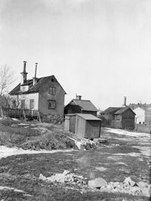 Holländarvägen 3. Holländarvägen motsvarar ungefär nuv. Hallandsgatan (tidigare Skånegatan) och kv. Vågskivan, nordöst om Helgalunden