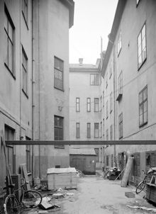 Mäster Samuelsgatan 45, Nordiska Fröhandelns gård söderut. Beridarbansgatan 18-20 t.h. Här står numera femte höghuset