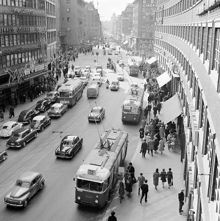 Kungsgatan västerut mot Sveavägen, från Malmskillnadsgatan. Trådbussar vid hållplats