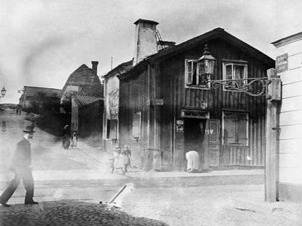 Bengt Ekehjelmsgatan västerut från Timmermansgatan. Mjölkbutiken ligger vid Timmermansgatan 44. Den här delen av Bengt Ekehjelmsgatan är nu igenlagd och ingår i kv. Hållkarlen och parken Bergsgruvan