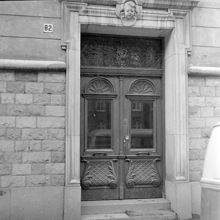 Del av portal till Karlavägen 82