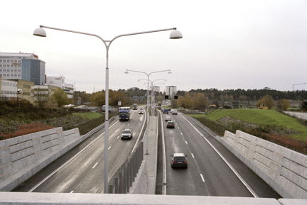 Huddingevägen söderut mot Östberga från tunnelmynningen mot Södra länken.