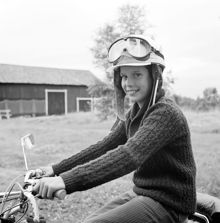 Mats Lindgren på cykel, med mopedhjälm och skyddsglasögon