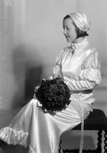 Porträtt av kvinna i brudklänning, Beckman