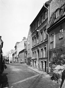 Norrtäljegatan 2-10 norrut från Iversons Gränd. Dåvarande kv. Trojenborg. Norrtäljegatan är numera igenlagd och här ligger idag kv. Asken
