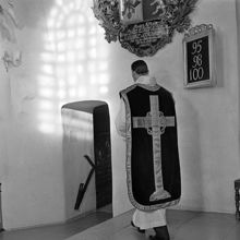 Bromma kyrka. Prästen klädd i mässhake