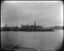 Utsikt över Stockholms stads bad- och siminrättning,  Strömbadet från Tegelbacken. Riddarholmen i bakgrunden
