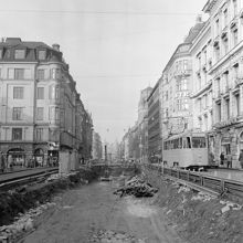 Vasagatan norrut från Centralplan. Sänkning av gatunivån på Vasagatan. LO-borgen i fonden