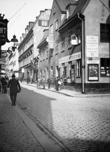 Klarabergsgatan 29, 27 och 25 österut från Klara Östra Kyrkogata. I fonden ligger Hamngatan 38. Bildens kv. Skansen är idag Sergels Torg