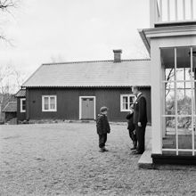 Bromma prästgård. Vändplan framför husen