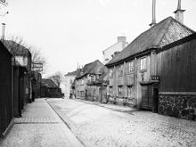 Fjällgatan 6, 8 och 10, österut. Nuv. Mäster Mikaels Gata 6-10