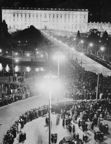 Norrbro sedd mot det fasadbelysta Slottet. Folk samlade på Norrbro och Gustav Adolfs torg. Möte mellan Nordens fyra statschefer