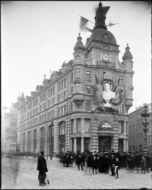Stureplan 3 med Nordiska kompaniets hus under firandet av Oscar II:s 75-årsdag 1904.