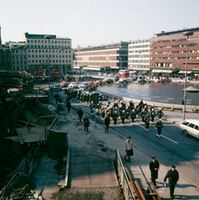 Vaktparaden i rondellen vid Sergels Torg. Vy från Malmskillnadsgatan mot Klarabergsgatan