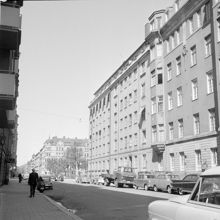 Kommendörsgatan 33 västerut vid kvarteret Gnistan. I fonden kvarteret Brännaren