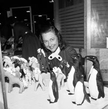 Birger Jarlsgatan 18, Ostermans marmorhallar. Kvinnornas julmässa. Föreningen ""Självförsörjande Bildade Kvinnor"" ordnar mässa. Marianne Engkvist säljer leksaker, hästar och pingviner i tyg