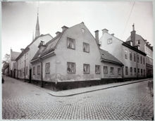 Klara församlings prästboställe, Klara Västra Kyrkogatan n:r 14 o. 16. Tvåvåningshuset t.h. är Klara Folkskolas annex, Stora Vattugatan 16