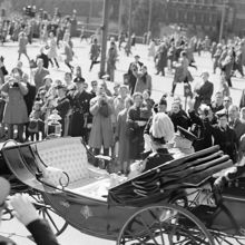 En vagn passerar Gustav Adolfs Torg