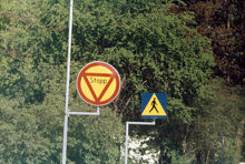 Trafikmärken. Stoppmärke och märke för övergångsställe