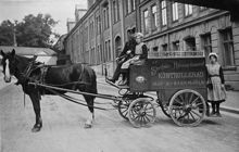 Hästdragen mjölkvagn vid Fleminggatan med kusk och två kvinnliga biträden.
