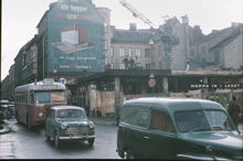 Korsningen Drottninggatan Klarabergsgatan cirka 1957. Bygget av Länssparbankens kontor på Klarabergsgatan 25 pågår.