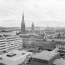 Utsikt från första hötorgshuset över Sergelteaterns tak mot Drottninggatan o. Mäster Samuelsgatan. I fonden Klara kyrka och Stadshuset