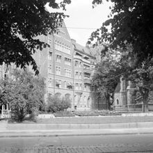 Fredrikshovsgatan 3 från Narvavägen. T.h. Oscars kyrka